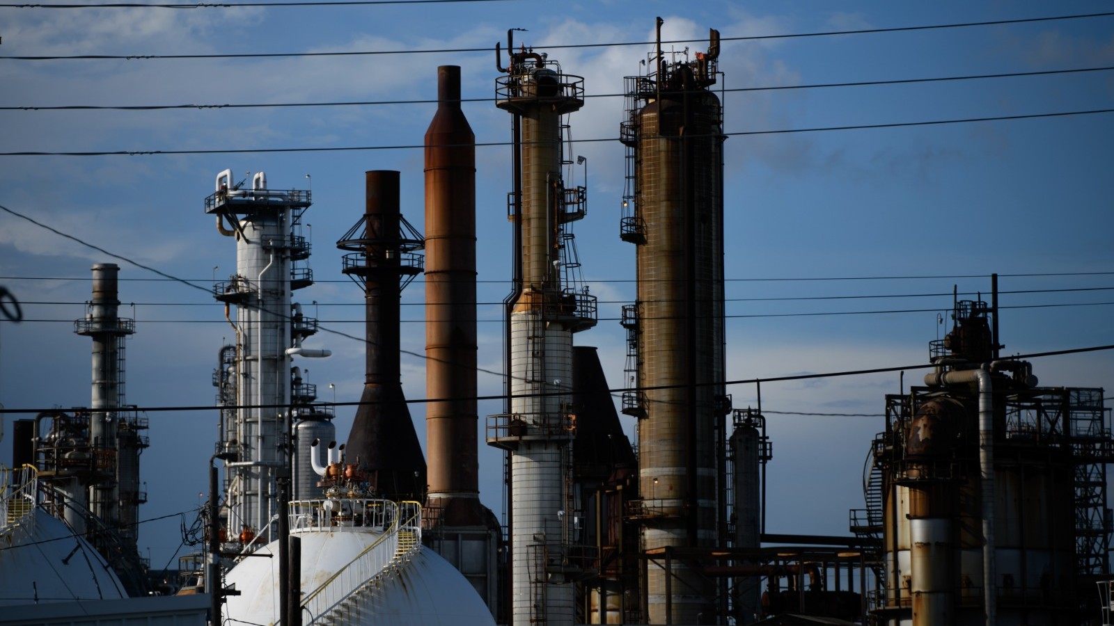 أسعار النفط تسجل مكاسب أسبوعية خامسة مع عودة مخاطر إيران 