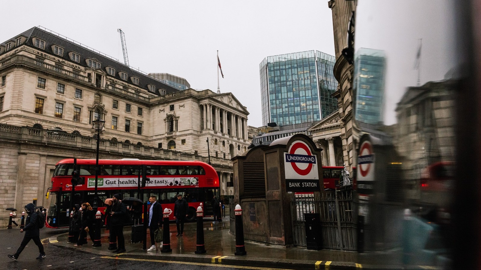 بنك إنجلترا يترقب بيانات التضخم وسط انقسام حول أسعار الفائدة 