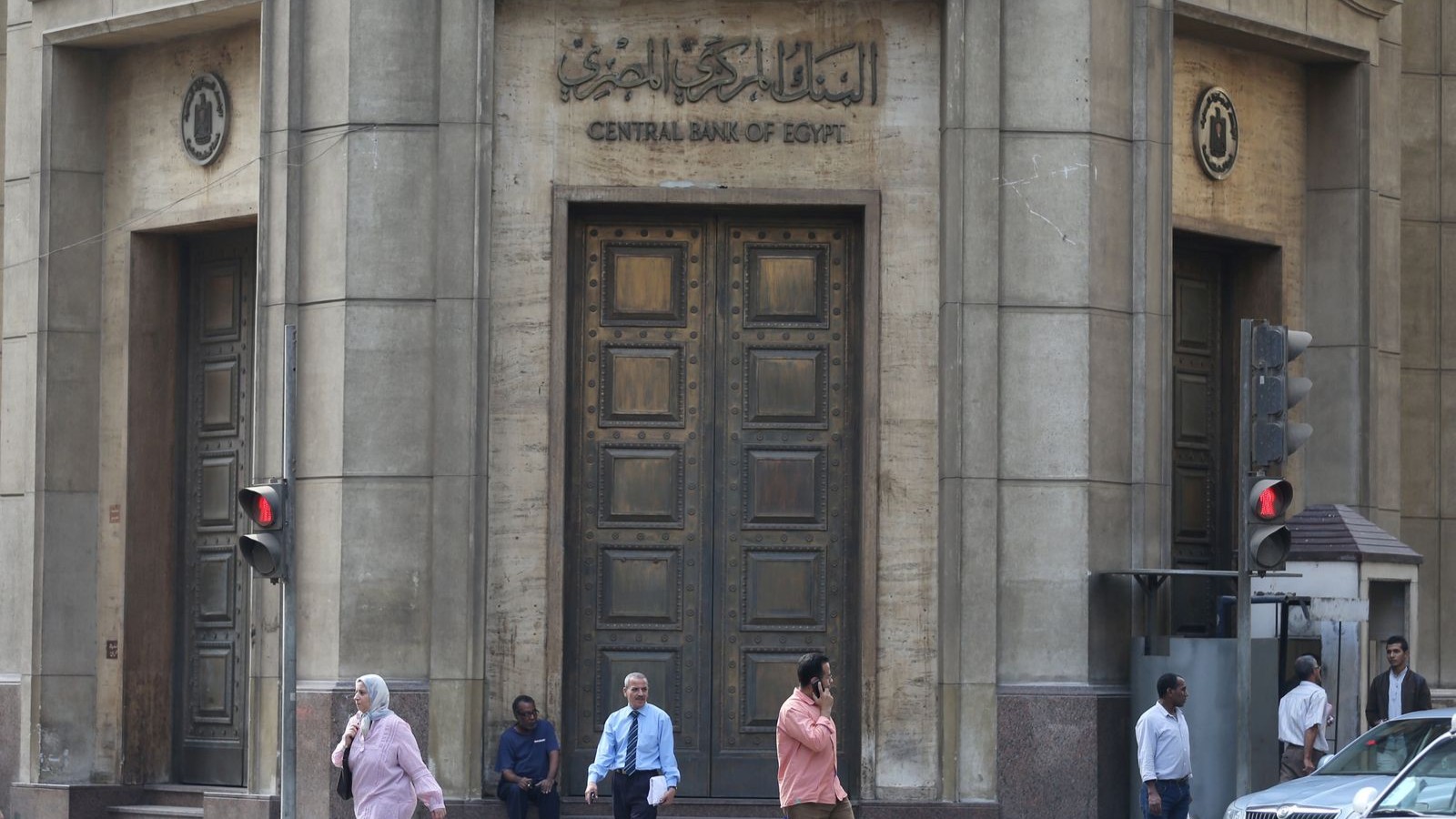 بنوك مصرية تشدد تمويل الاستيراد مع نزوح استثمار أجنبي وضغط على الجنيه 