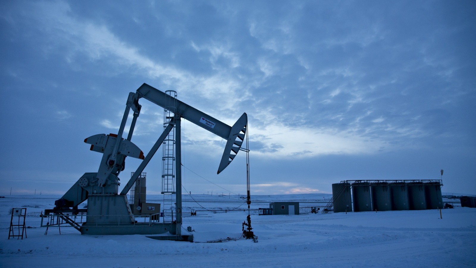 عقود النفط الأميركي تهبط دون 55 دولاراً للبرميل لأول مرة منذ 2021 