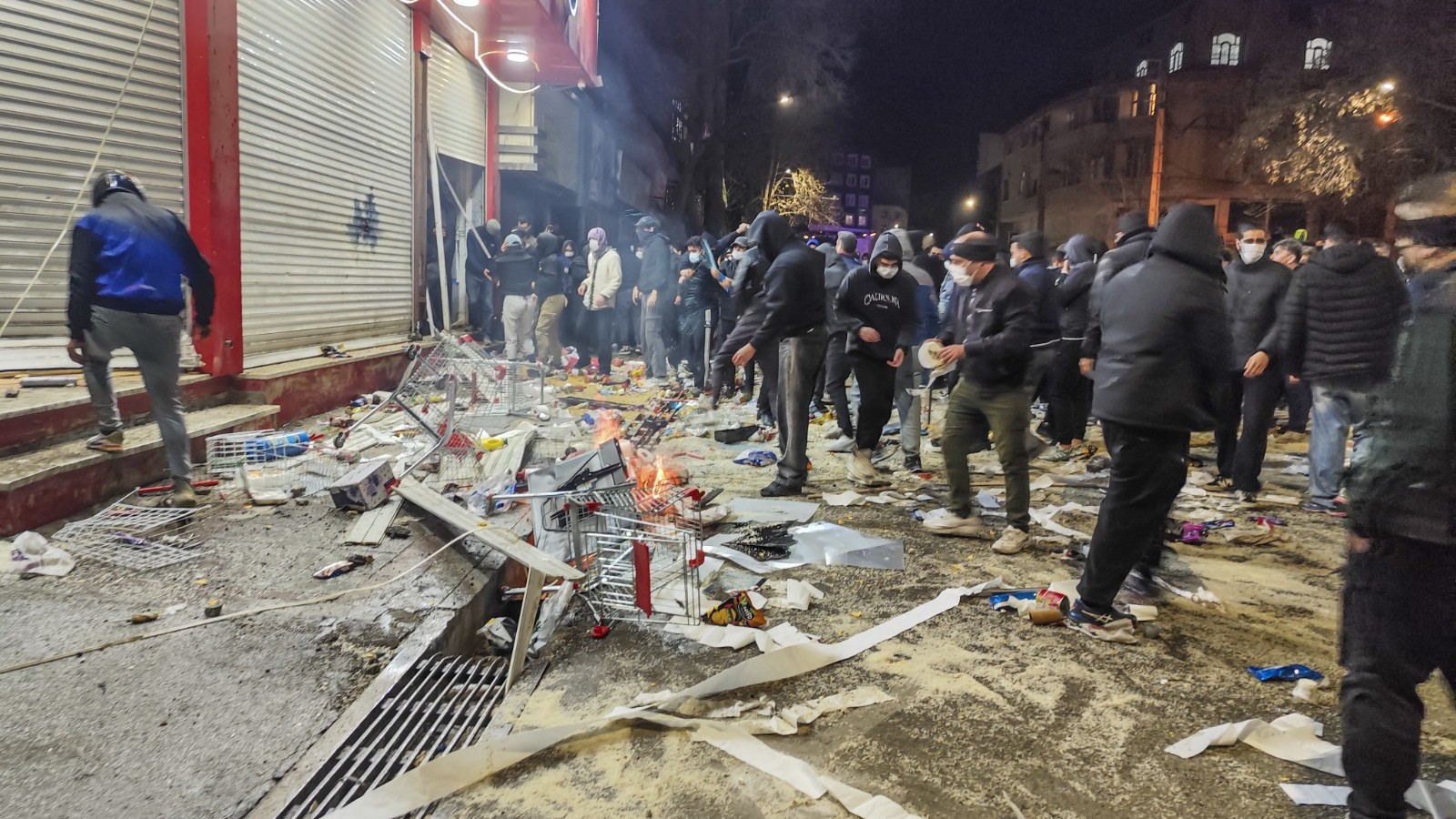 مظاهرات إيران تتصاعد مع تقييد الحكومة لشبكات الإنترنت 