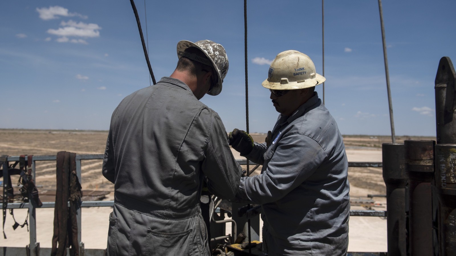 النفط يرتفع إلى أعلى مستوى منذ أغسطس بسبب مخاوف الصراع الإيراني 