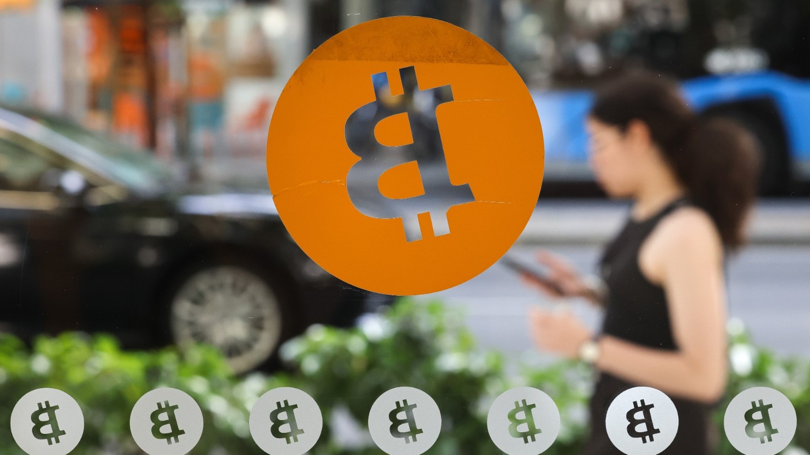 العملات المشفرة تواجه واقعاً جديداً بعد عام على انهيار تاريخي
