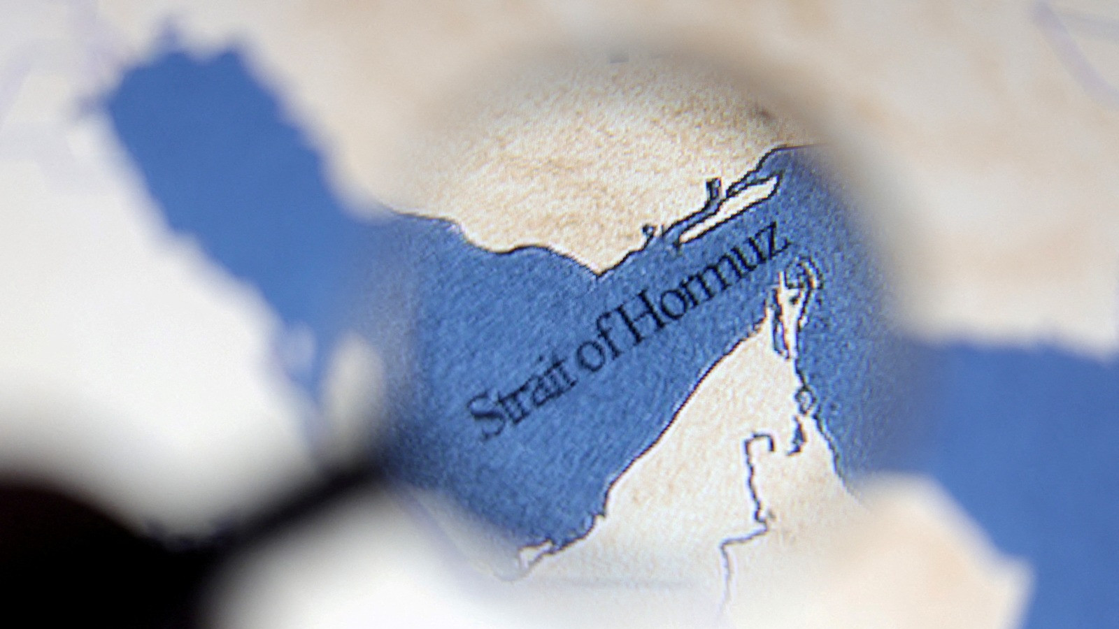 سفينتا غاز بترول مسال تعبران هرمز إلى الهند وسط نقص الإمدادات 