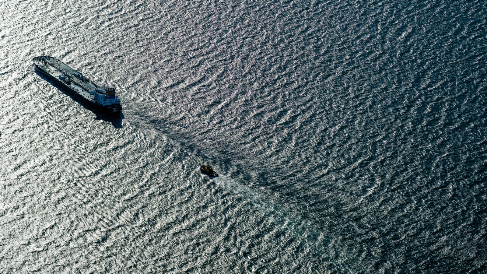 ارتفاع الأجرة يغري ناقلات حديثة بالانضمام إلى تجارة النفط الروسي 