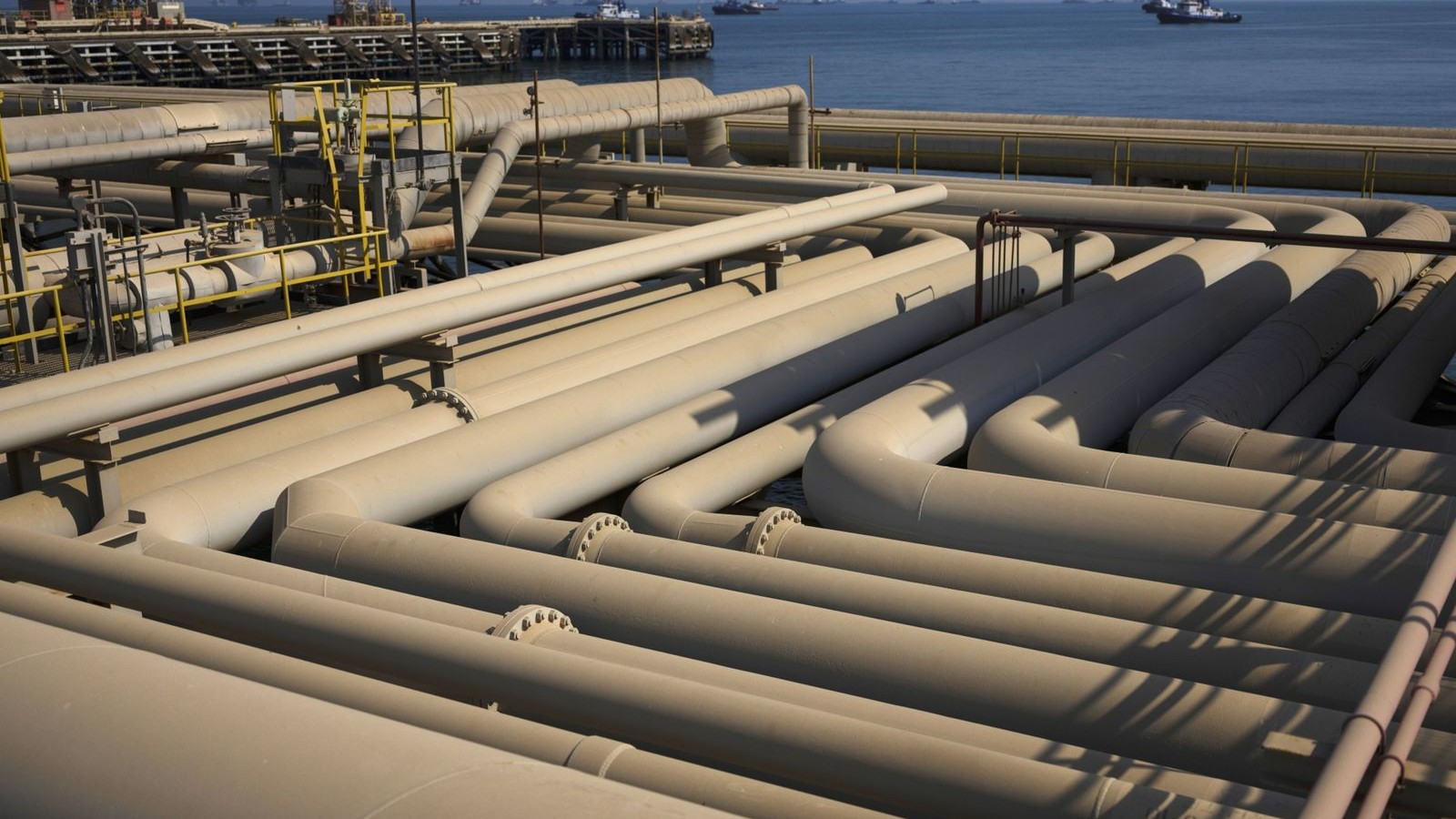 تحذيرات من توقف إنتاج النفط في الشرق الأوسط إذا أُغلق هرمز 25 يوماً 