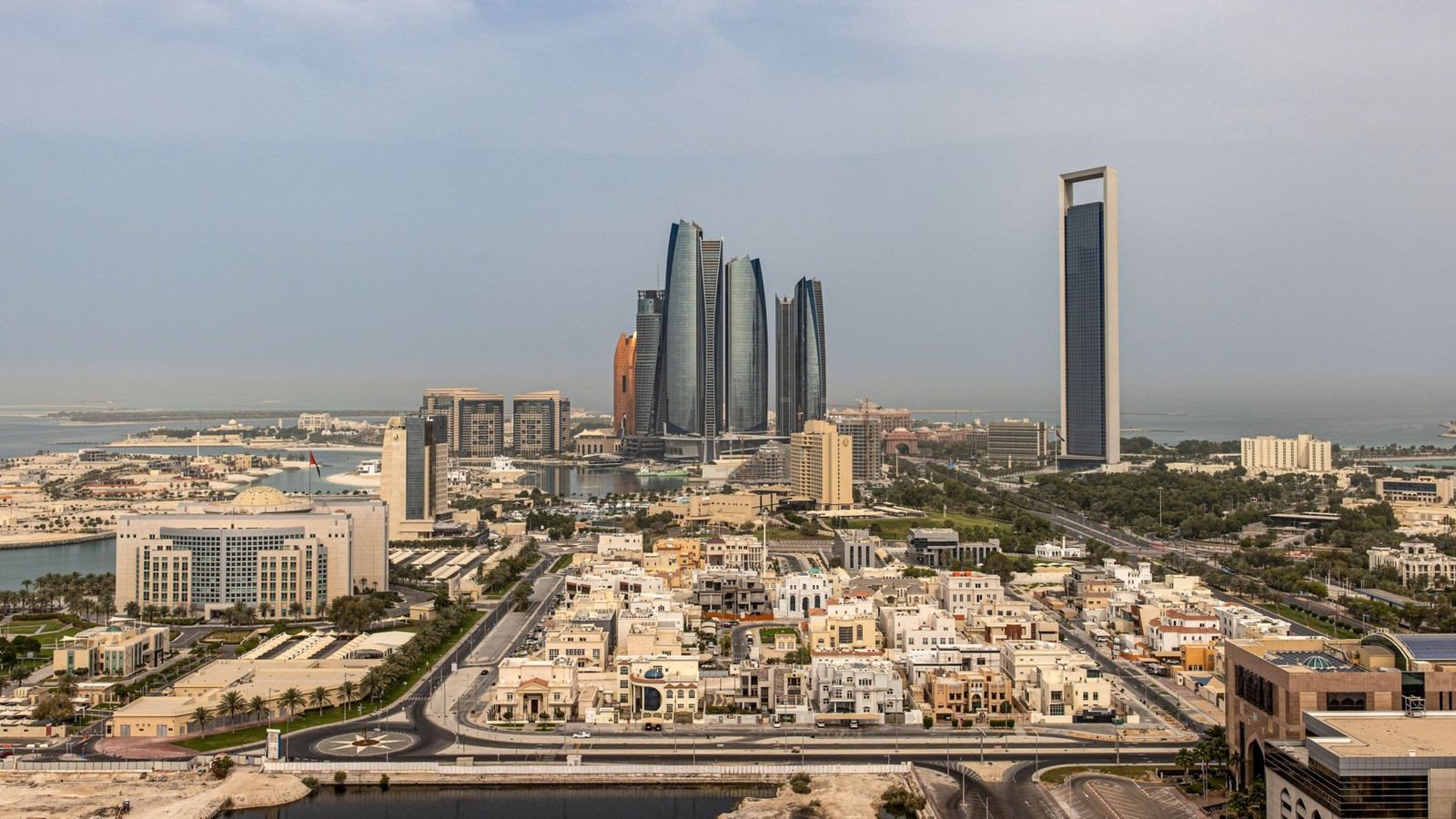 تداعيات متفاوتة لحرب إيران على اقتصادات أبوظبي ودبي وباقي الإمارات 