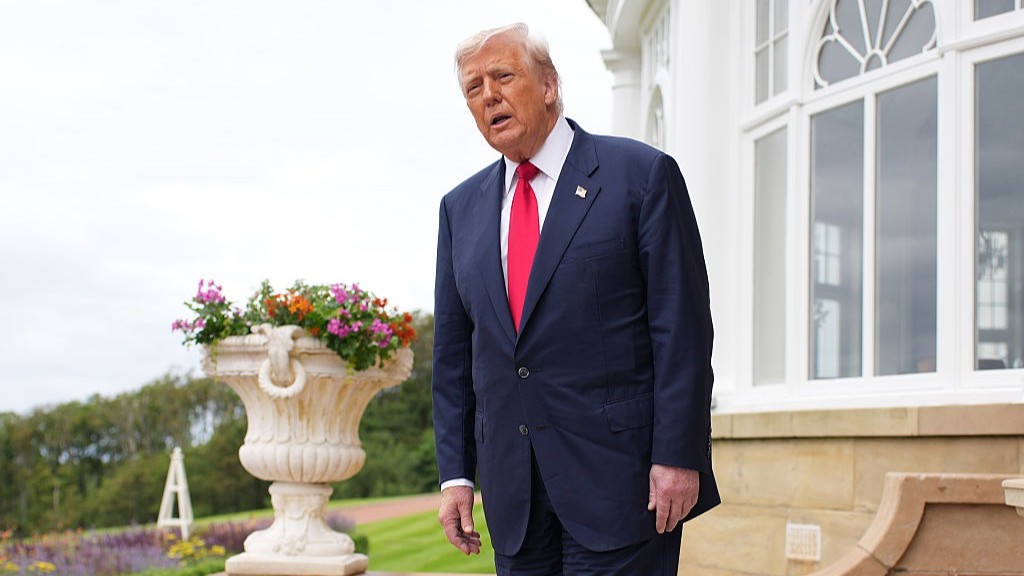 ترمب يفرض قيود سفر جديدة ويوسّع قائمة الدول المشمولة بالحظر 