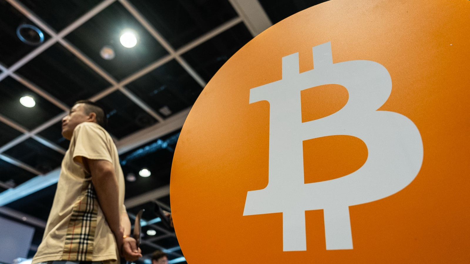 تهاوي بتكوين يمحو نصف تريليون دولار من سوق العملات المشفرة خلال أسبوع 