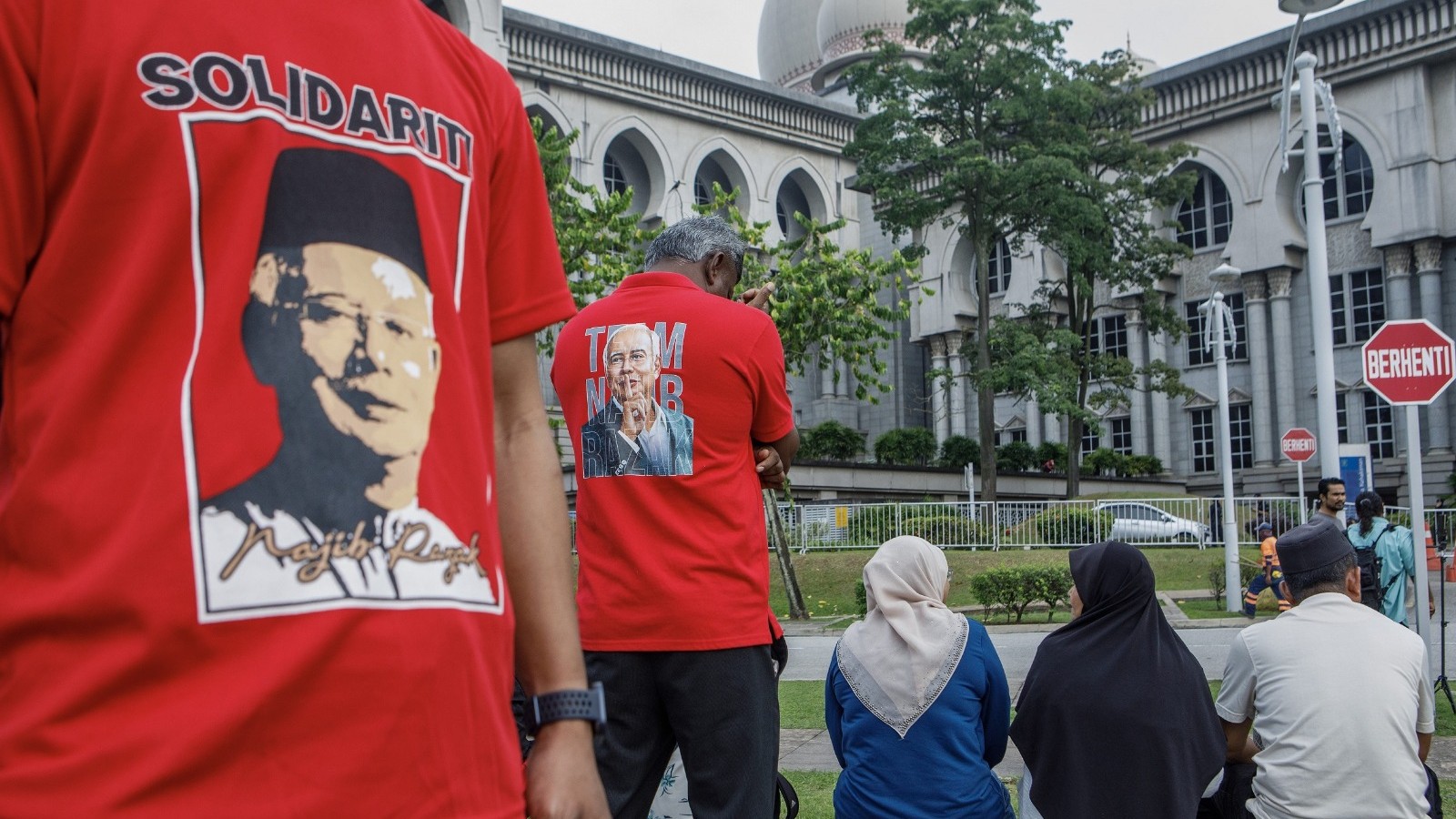 إدانة رئيس وزراء ماليزيا السابق نجيب رزاق بتهم غسل الأموال واستغلال السلطة 