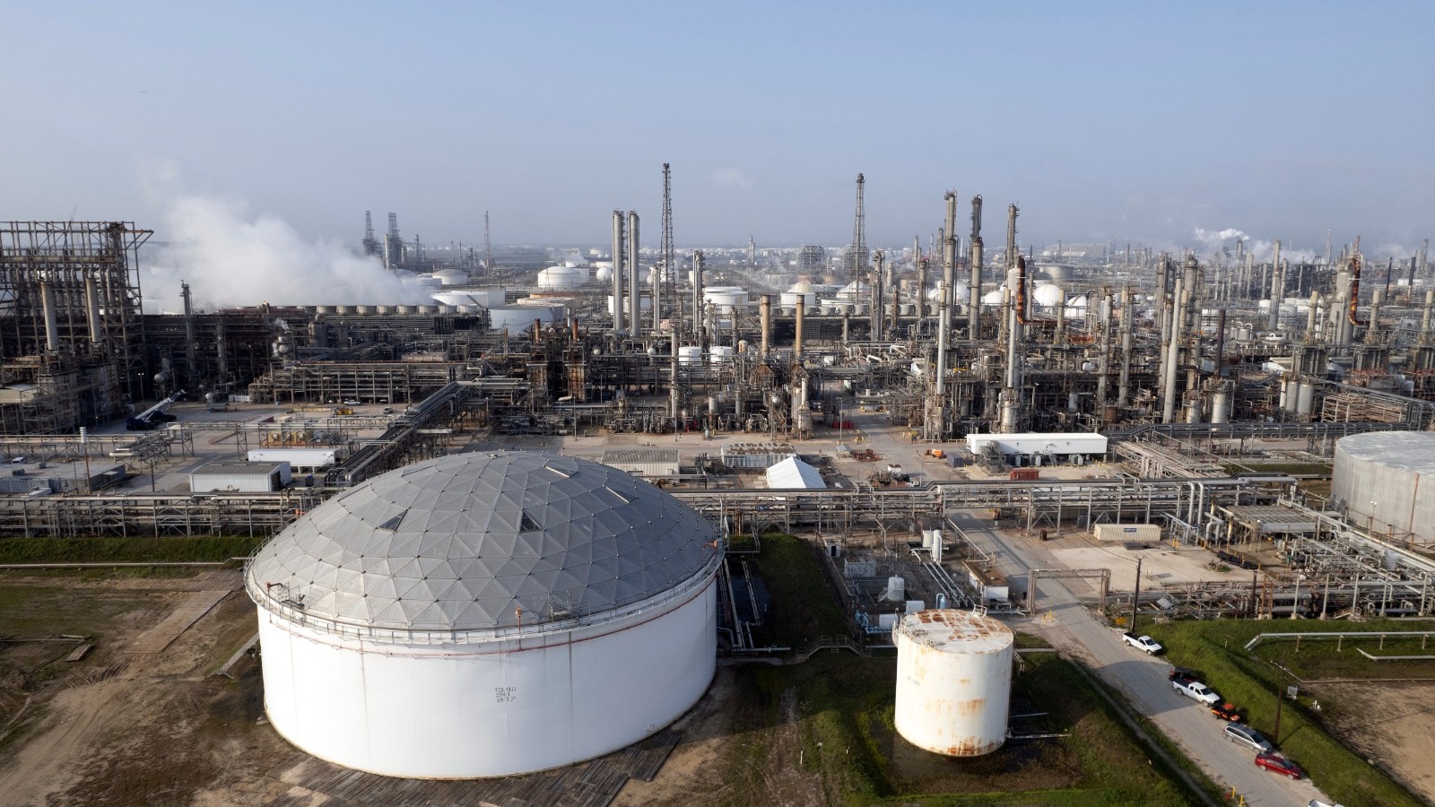 النفط يحافظ على مكاسبه لـ5 أيام وسط تركيز على التوترات والمخزونات 