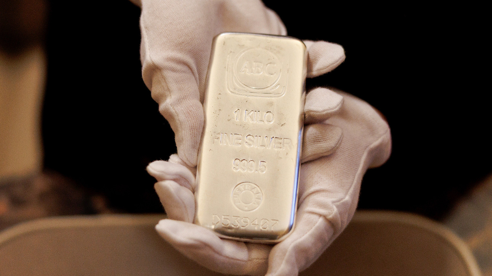 صناديق التحوط تقلص رهاناتها على الفضة إلى أدنى مستوى في 22 شهراً 