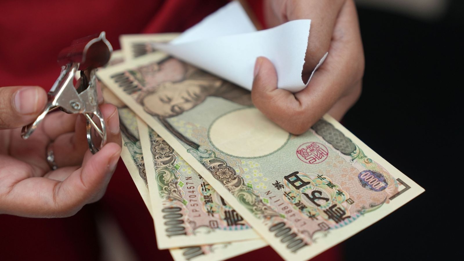 آسيا اليوم | ضغوط على الين الياباني وتنامي شهية الصناديق الخليجية نحو الصين 