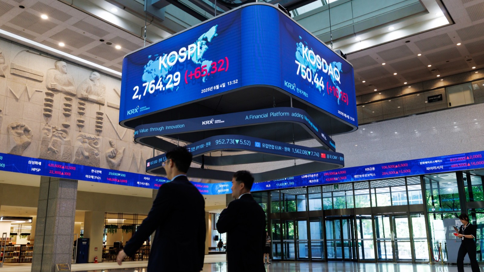 الأسهم الآسيوية تهوي مع اتساع موجة بيع التكنولوجيا عالمياً 