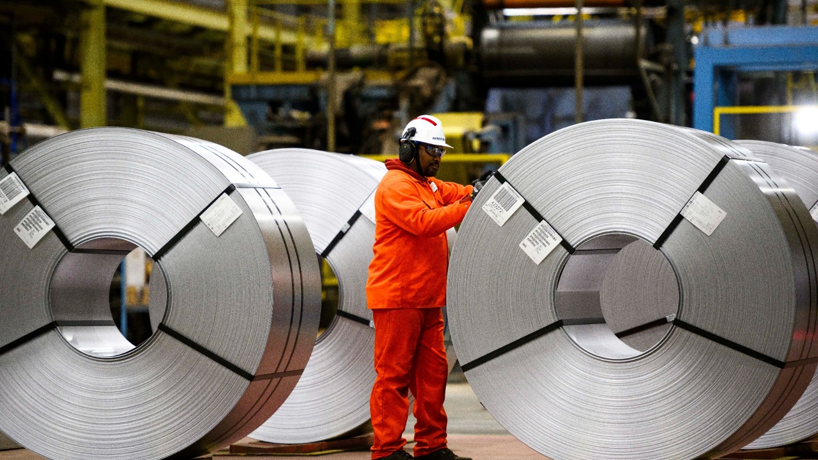 سعر الألمنيوم يبلغ أعلى مستوى منذ 2022 مع ارتياح ترمب لضعف الدولار 