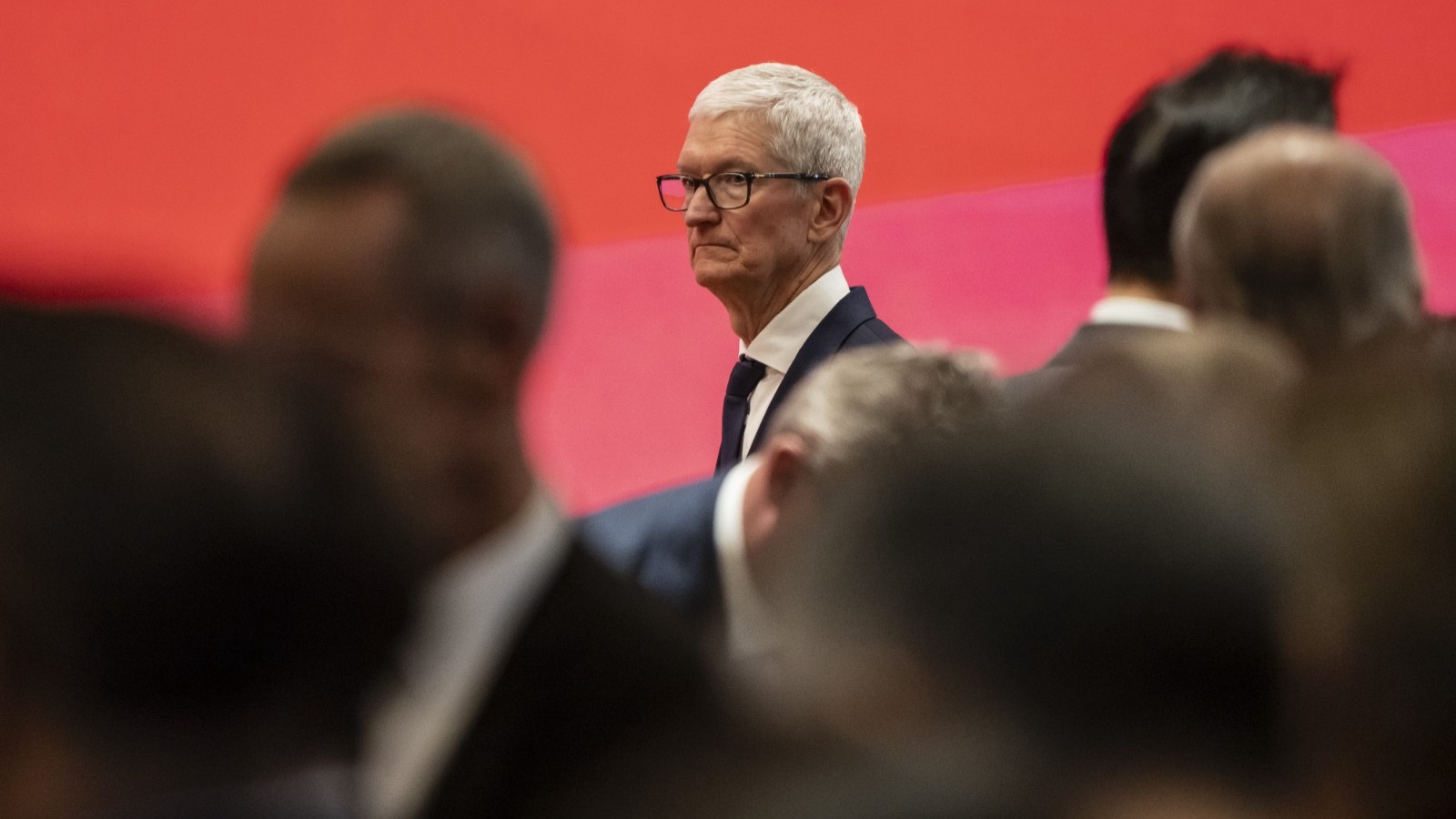 تيم كوك يشيد بالصين بعد انتقادات بشأن احتكار quot;أبلquot; 