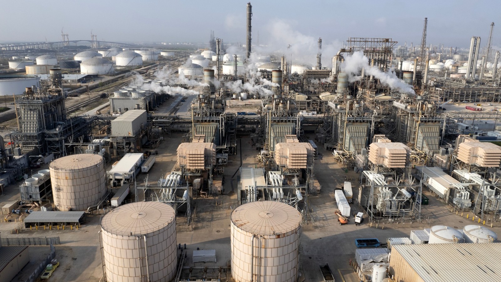 البتروكيماويات تقفز 50% في الولايات المتحدة وتؤجج مخاوف التضخم 