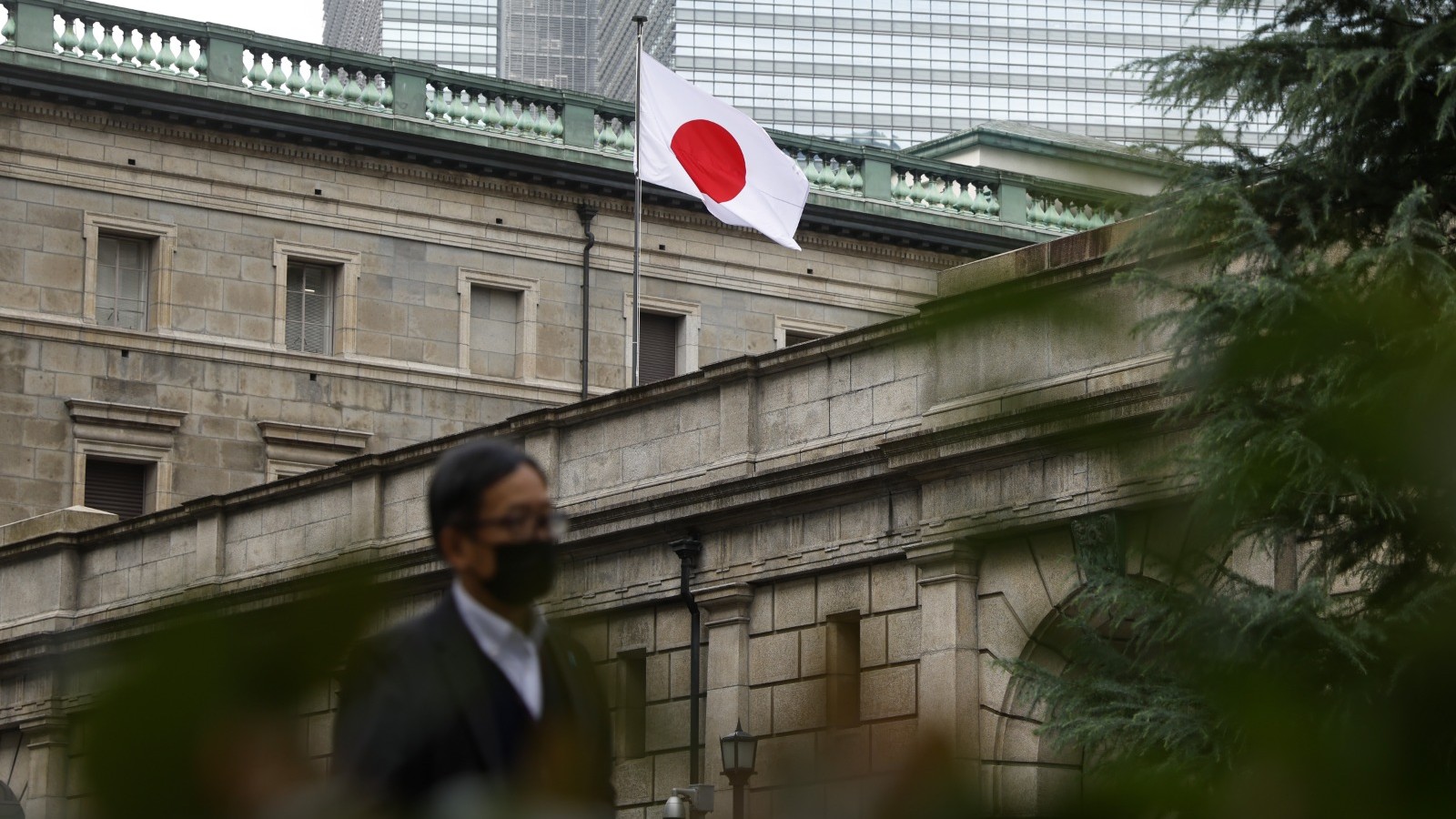 بنك اليابان يبقي أسعار الفائدة بدون تغيير وسط ضبابية اقتصادية 