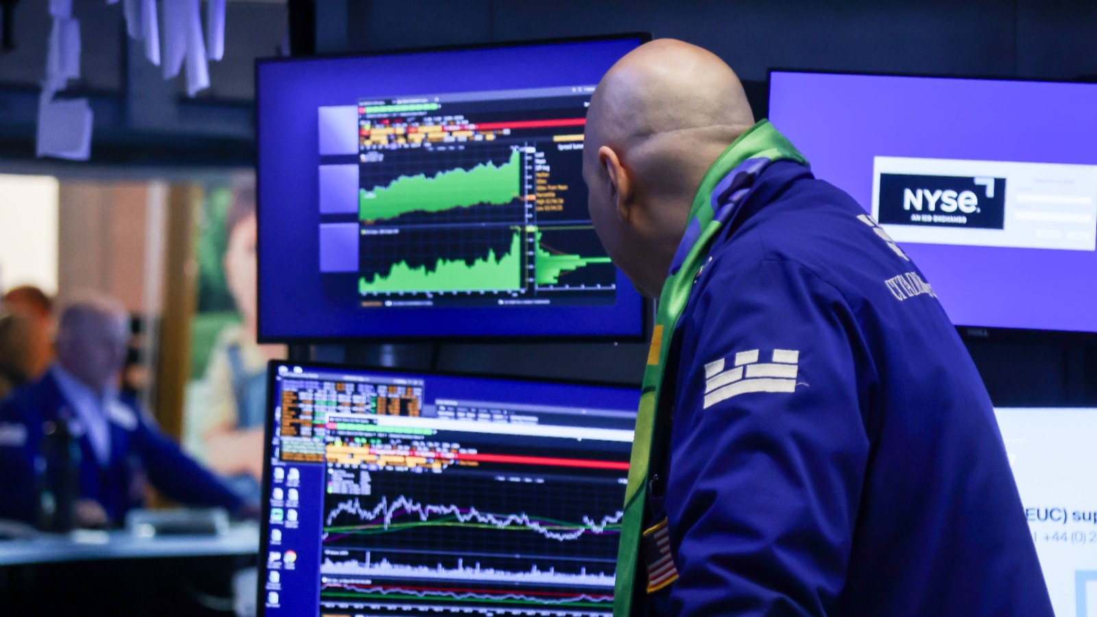 تقرير الوظائف يربك رهانات الفائدة ويدفع مؤشرات وول ستريت للاستقرار 