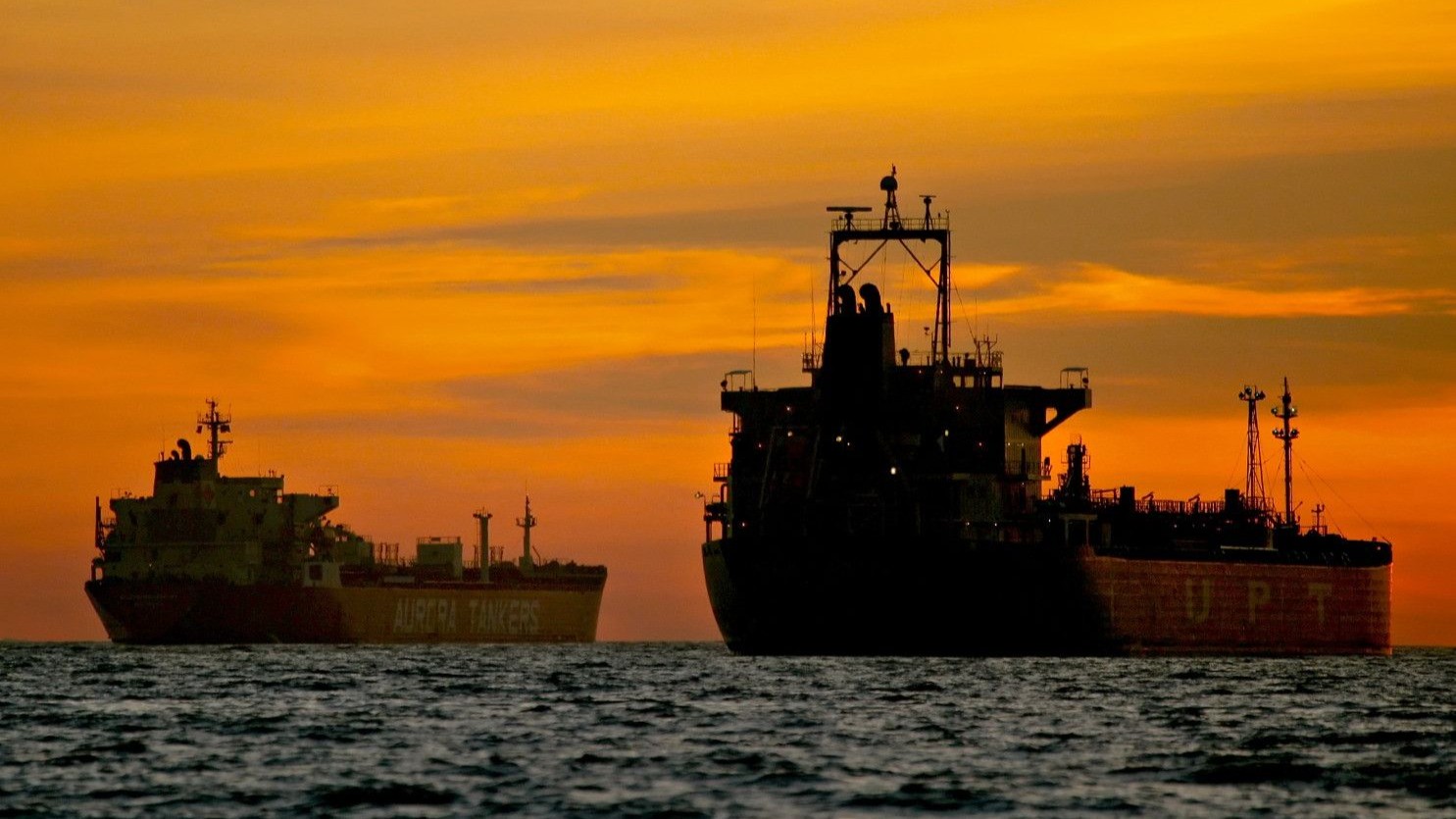 عام تخمة معروض النفط يبدأ بارتفاع أسعار غير متوقع 