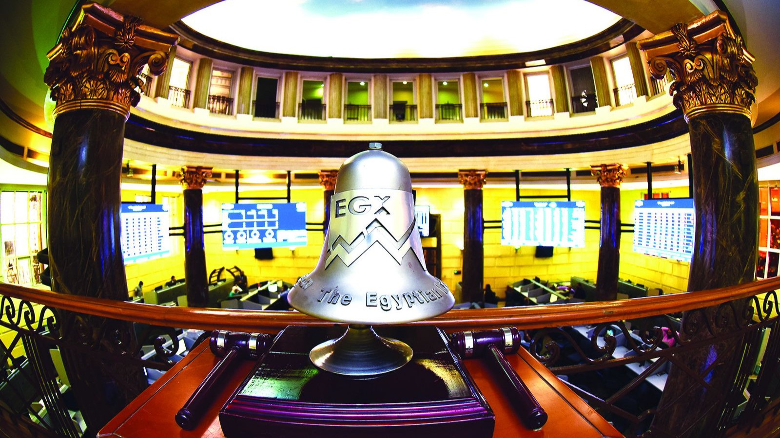 البورصة المصرية تعمل على إدراجات بقطاعات البترول والبنوك والتأمين 