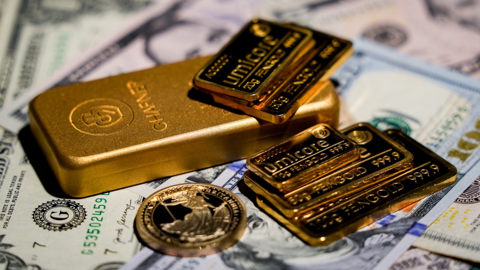 الدولار يحقق أكبر مكاسب يومية منذ يوليو مع انهيار أسعار المعادن 