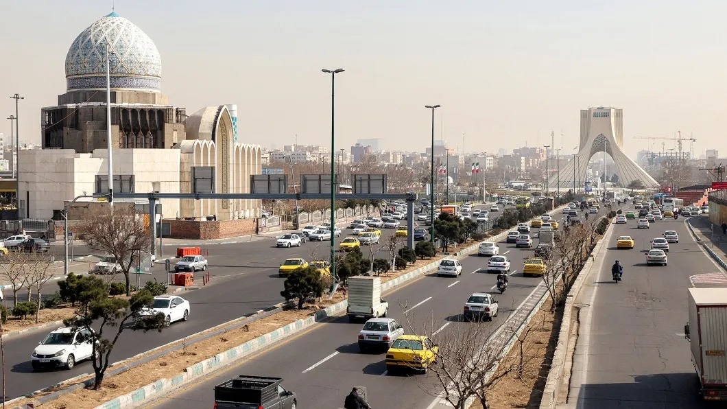 من يبقي اقتصاد إيران متصلاً بالعالم؟ خريطة الشركاء في مرمى ترمب 