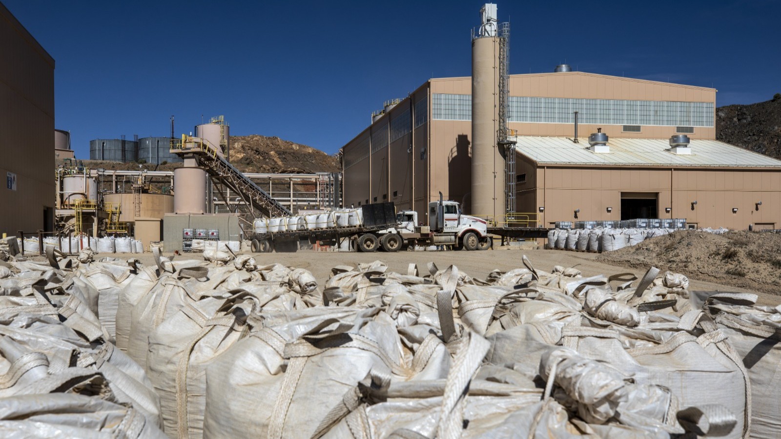 ترمب يكشف عن خطة لبناء احتياطي استراتيجي للمعادن الحيوية بـ12 مليار دولار 