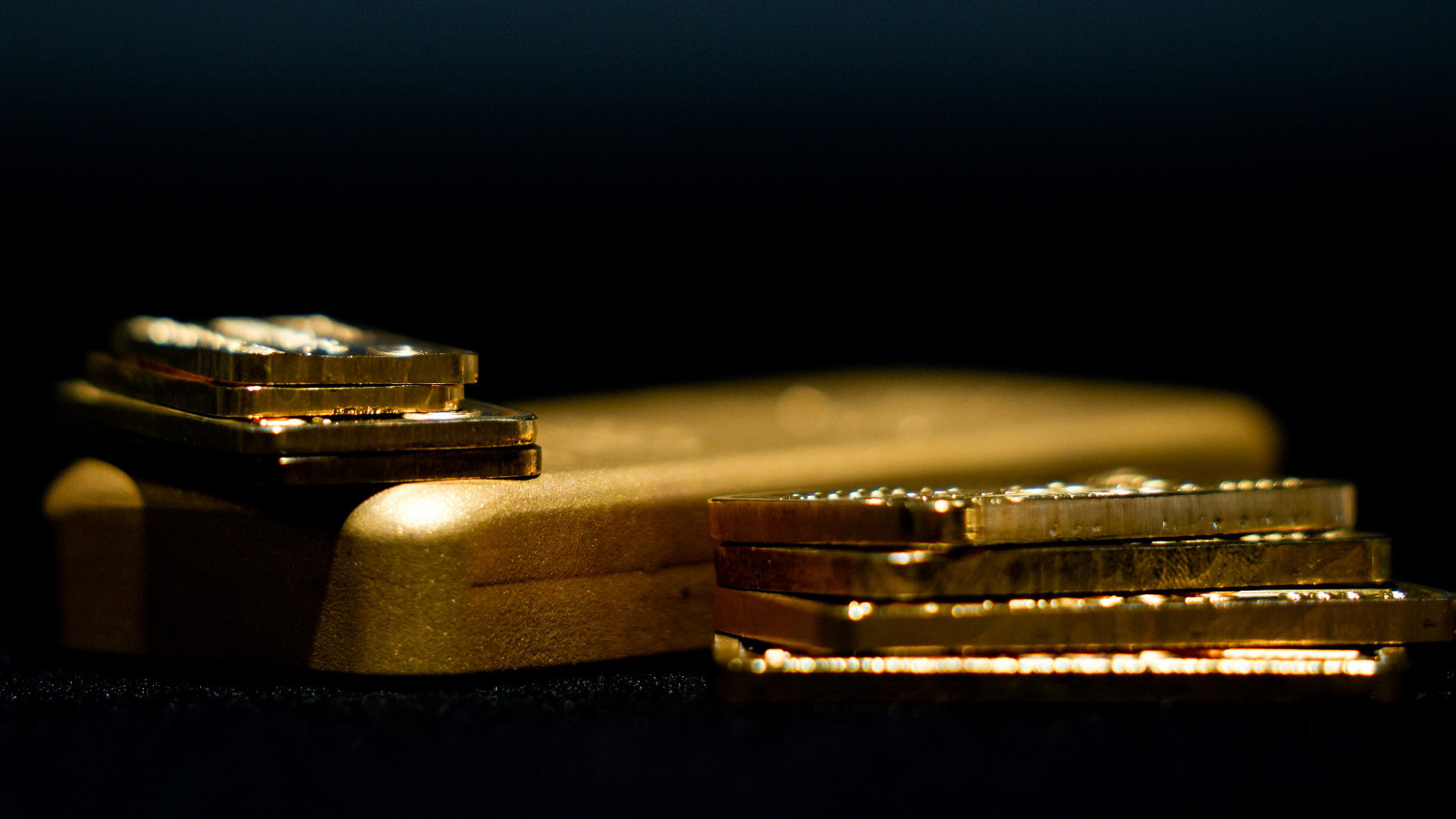 رهانات صناديق التحوط على الذهب تبلغ أدنى مستوى في 15 أسبوعاً 