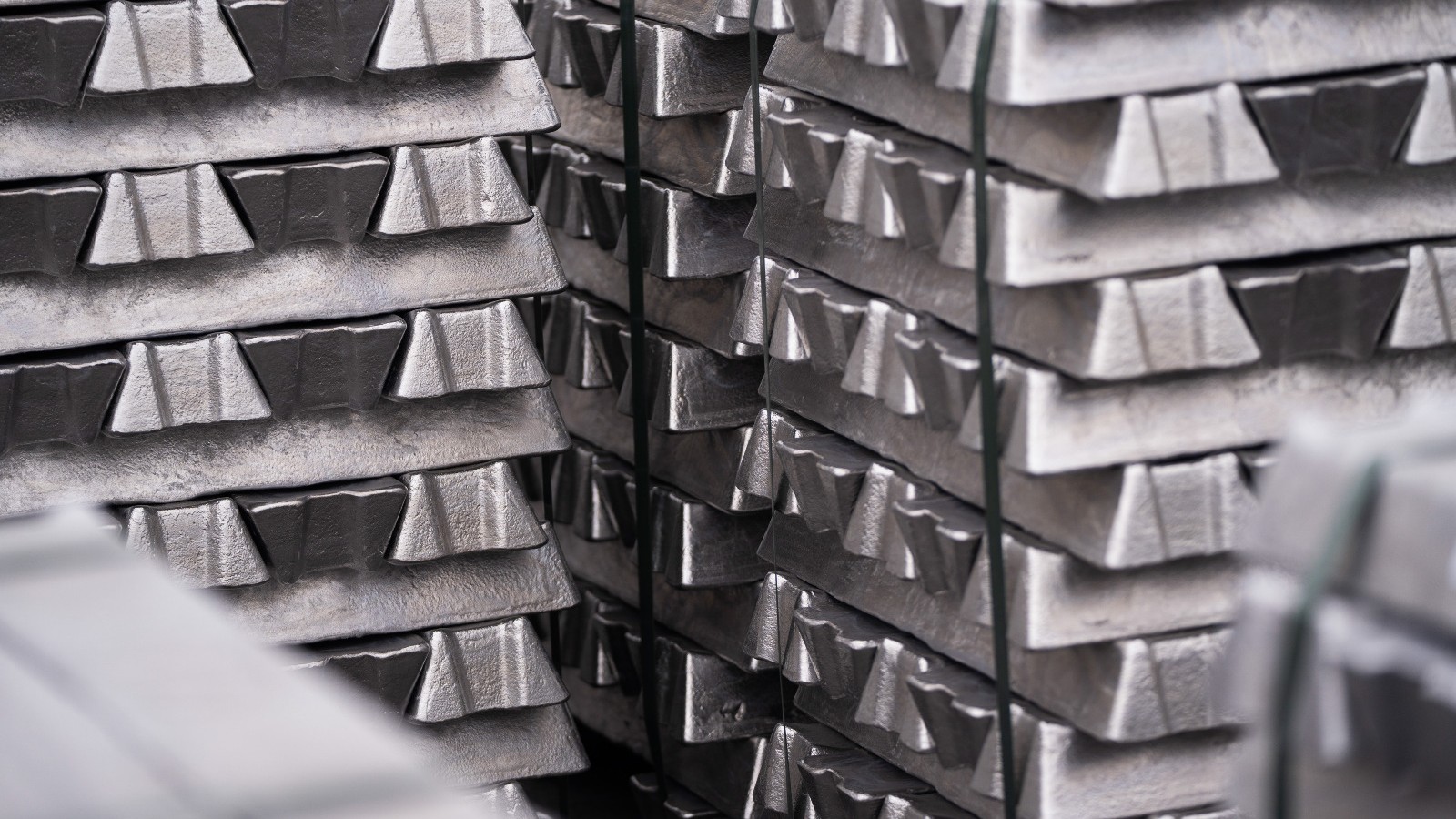 سعر طن الألمنيوم 3000 دولار لأول مرة منذ 2022 وشح مرتقب بالأسواق 