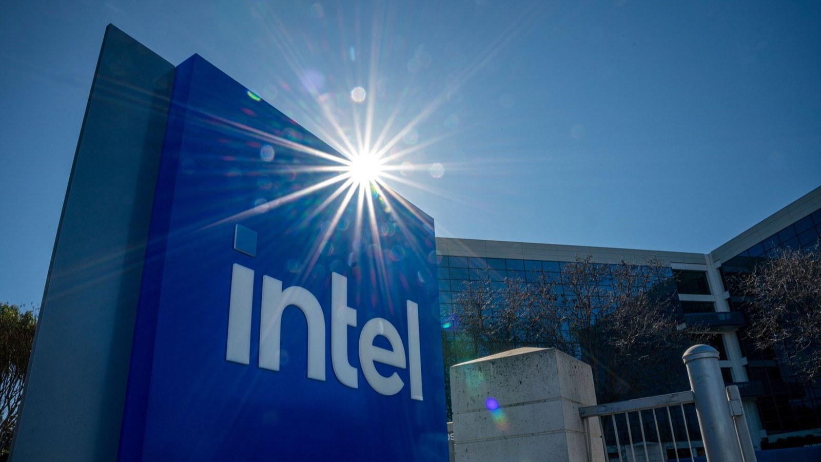 أسهم quot;إنتلquot; تتهيأ لأعلى مستوى تاريخي بقفزة 30% بدعم توقعات قوية 