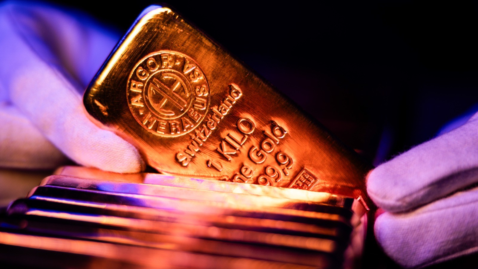 هل يواصل الذهب صعوده نحو 6 آلاف دولار أم يكرر سيناريو أكتوبر؟ 