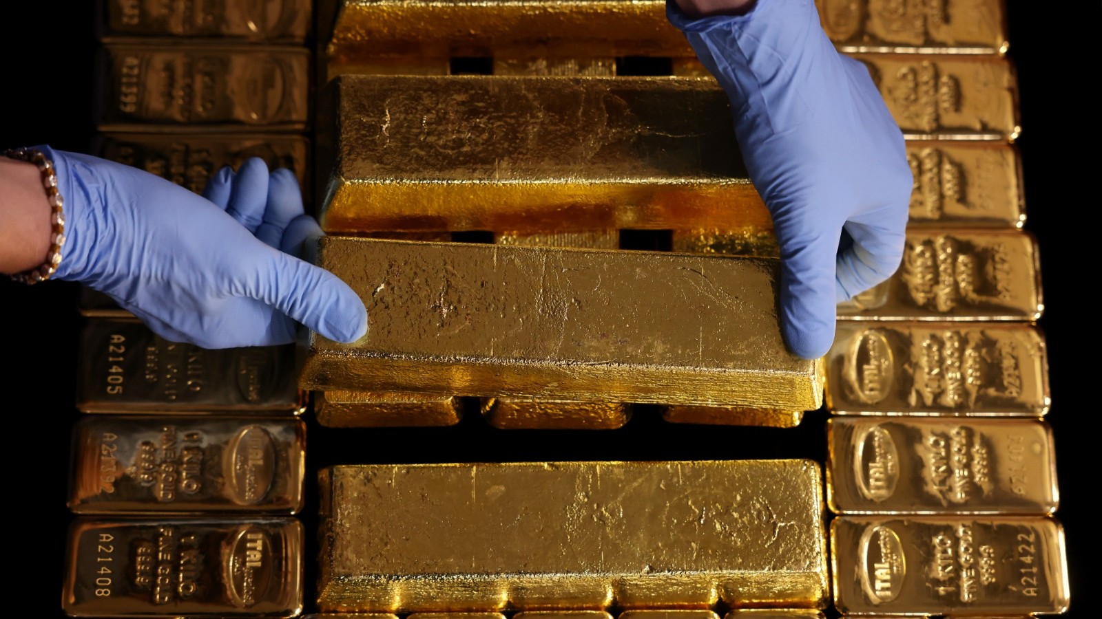 واردات الصين من الذهب تصعد لأعلى مستوى منذ أكثر من عامين في مايو 