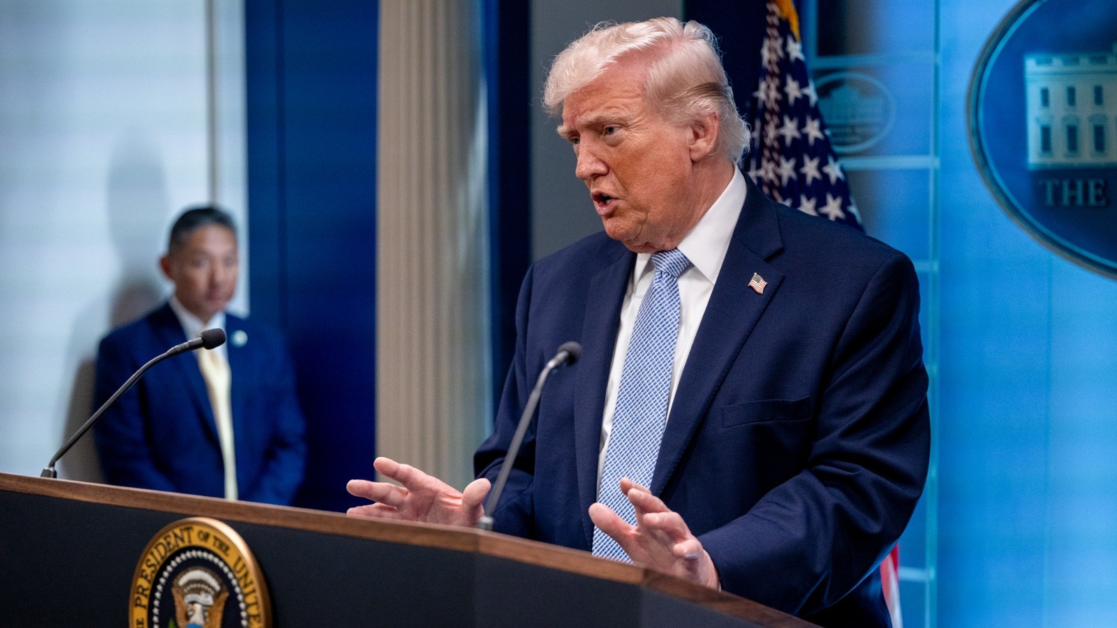 ترمب يلوح بالسيطرة على نفط إيران كورقة ضغط تجارية ضد الصين 