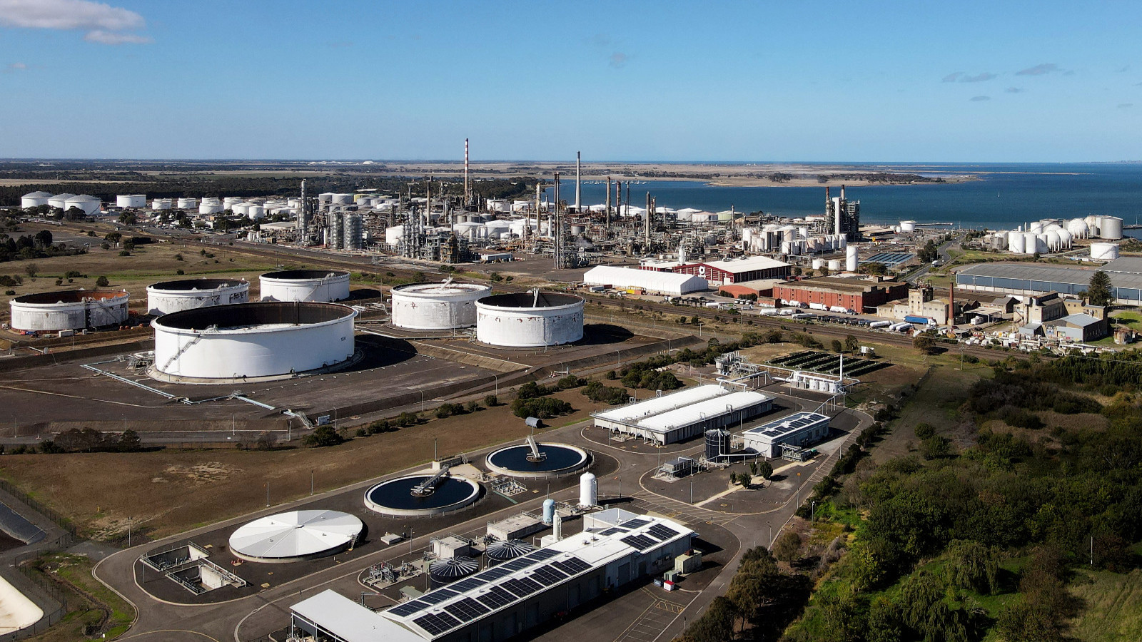 حريق مصفاة نفط في أستراليا يفاقم شح إمدادات الوقود 