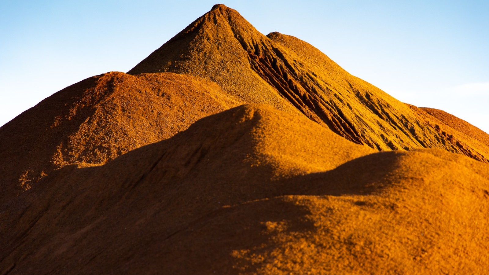 سعر الحديد يتراجع تحت 100 دولار للطن وسط مخاوف تخمة المعروض 