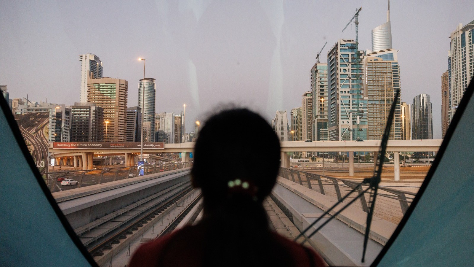 انكماش القطاع غير النفطي الإماراتي مع تأثر السياحة والنقل والتجارة بالحرب 