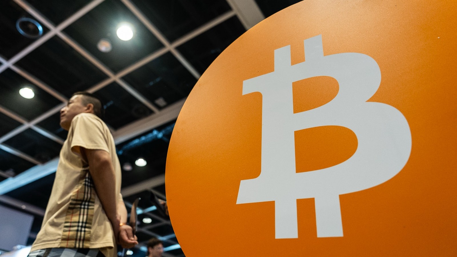 بتكوين تهبط دون 60 ألف دولار.. وquot;ستراتيجيquot; تحت المجهر 