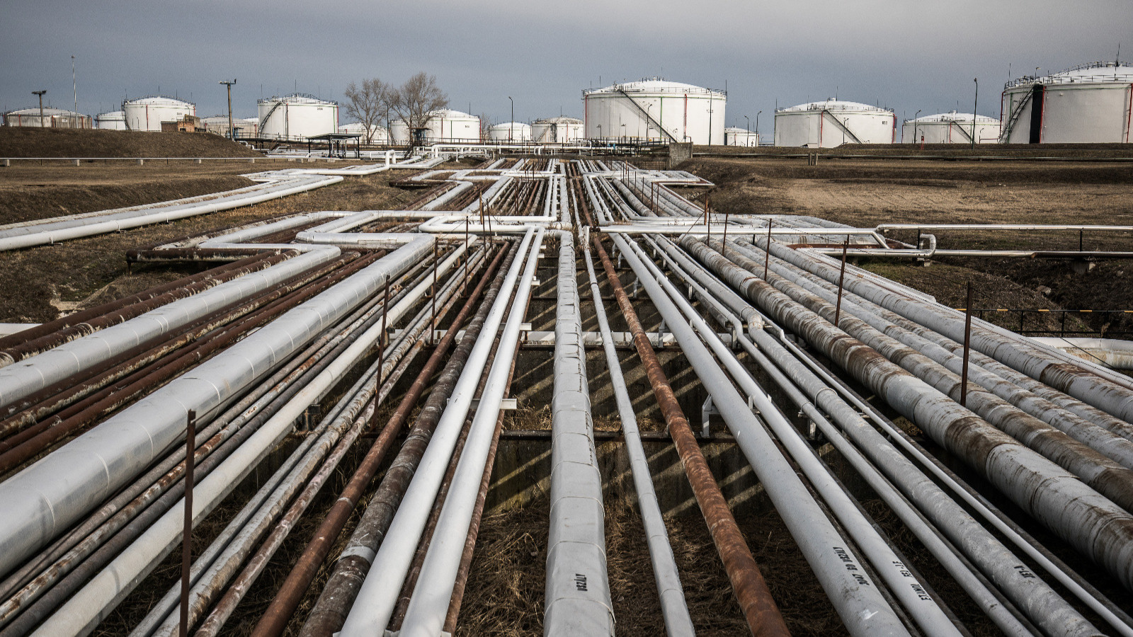 الاتحاد الأوروبي يحث الدول الأعضاء على ملء خزانات الغاز مبكراً 