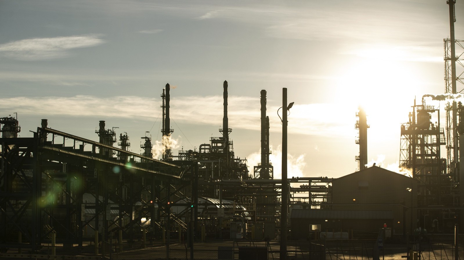 أزمة هرمز تدفع أرباح شحن النفط الكندي لأعلى مستوى في نحو عامين 