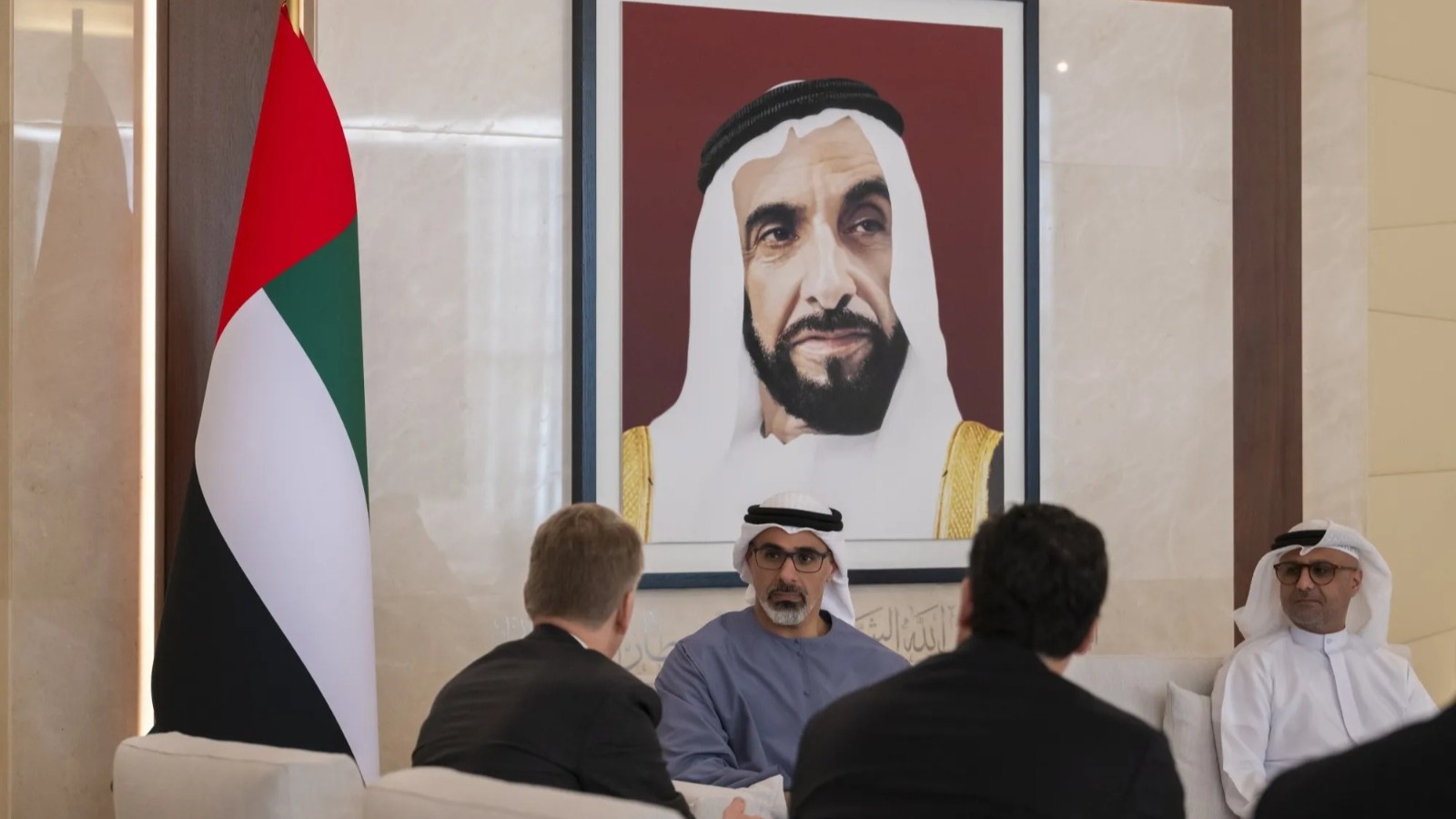 بلومبرغ: quot;رجل المالquot; في أبوظبي يتصدر مشهد الصفقات العالمية 