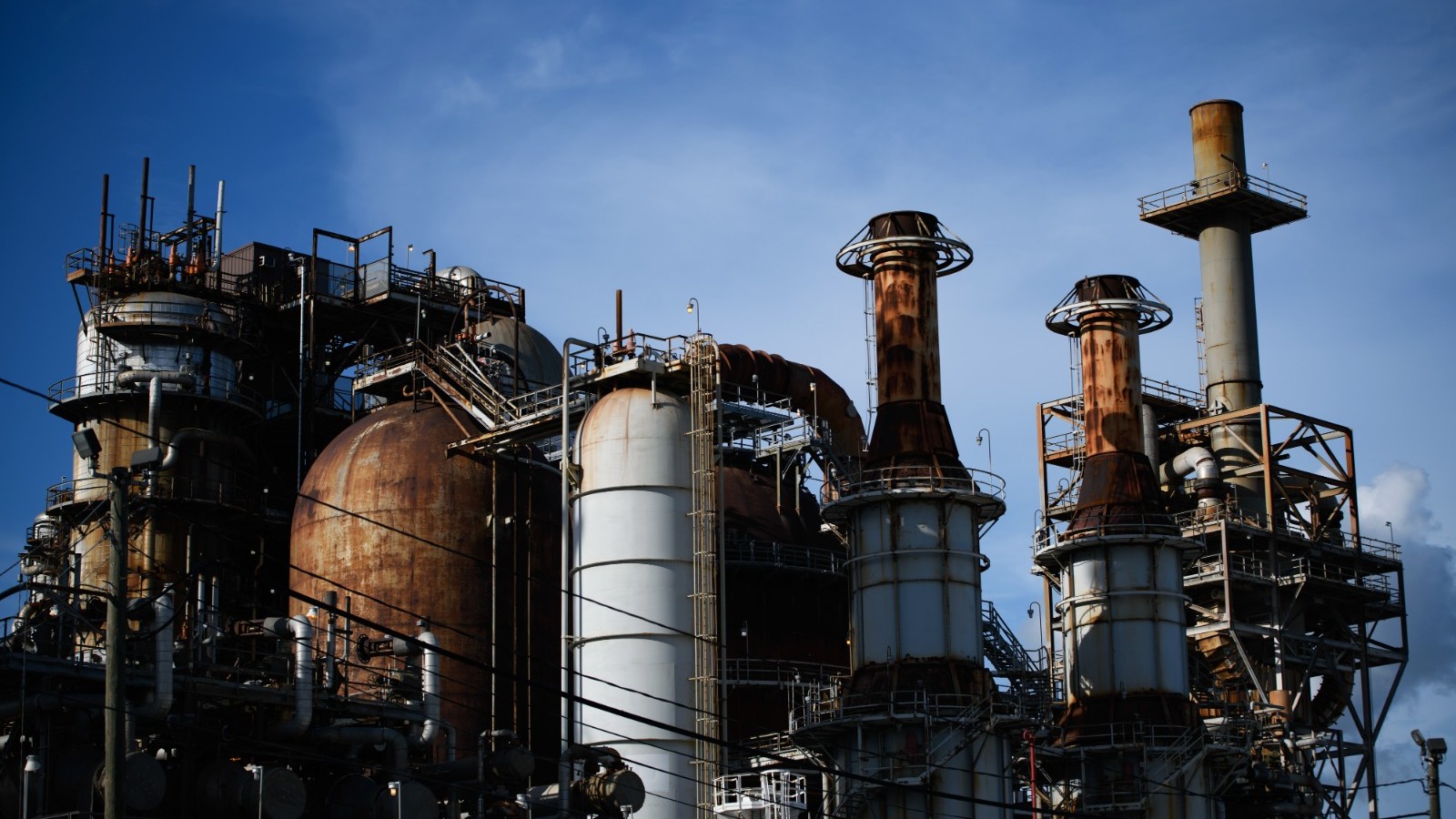 النفط يستقر بعد أربعة أيام من المكاسب مع تصاعد التوترات الجيوسياسية 