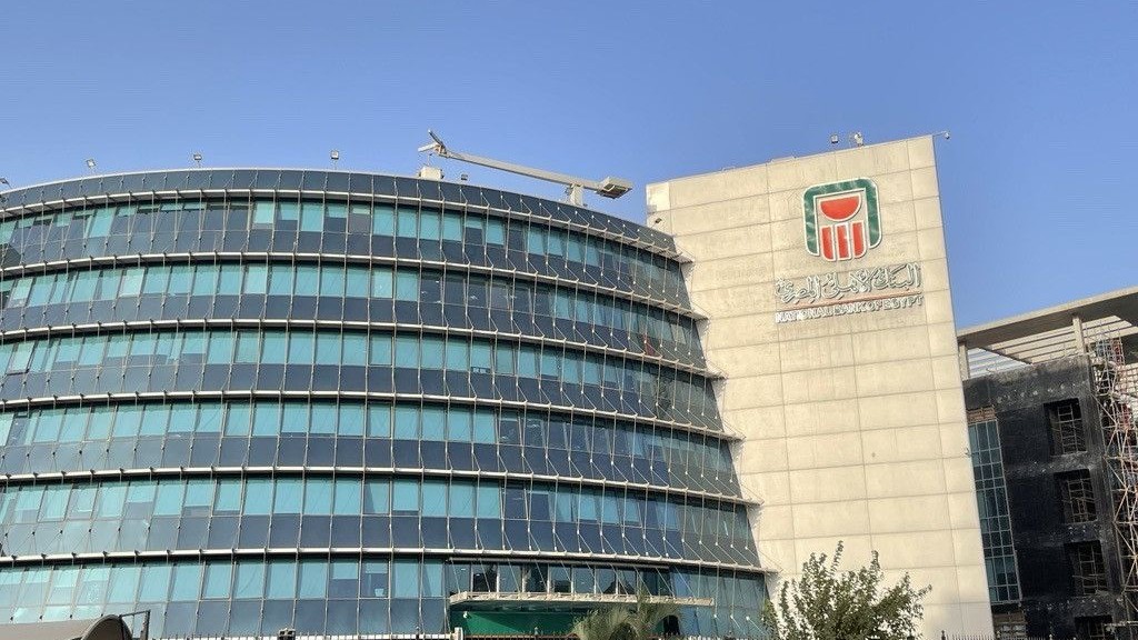 البنوك المصرية تفقد زخم النمو بعد انتهاء تأثير الجنيه وتراجع الفائدة 