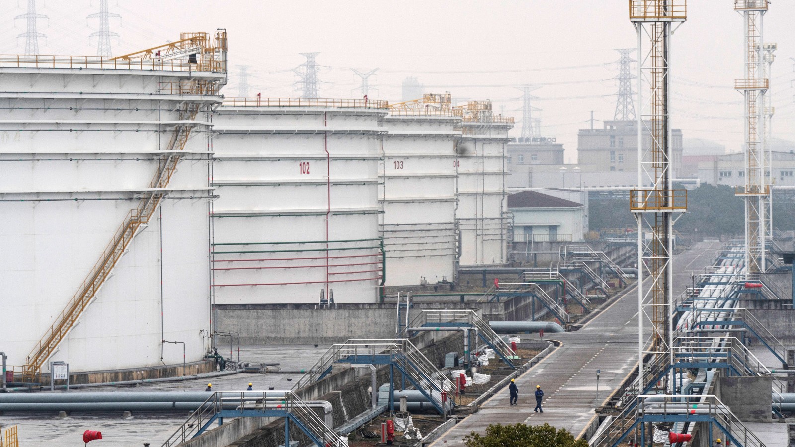 روسيا وإيران يخفضان أسعار النفط للصين مع تراكم الشحنات بحراً 