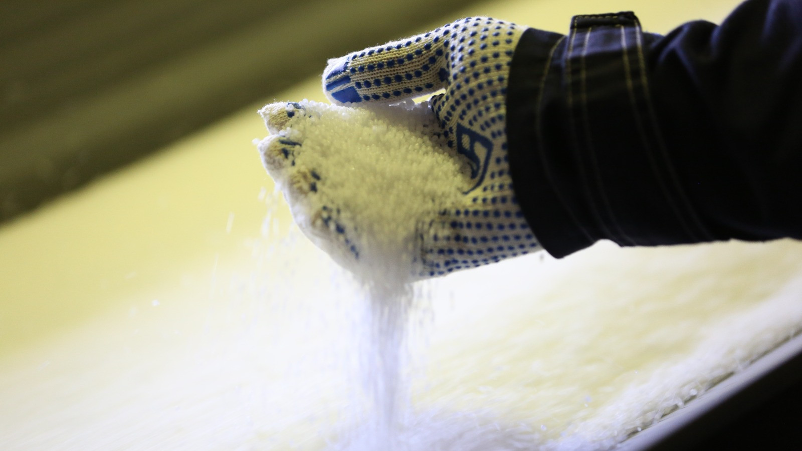 واشنطن تسمح لفنزويلا ببيع الأسمدة وسط تقلص الإمدادات بفعل الحرب 