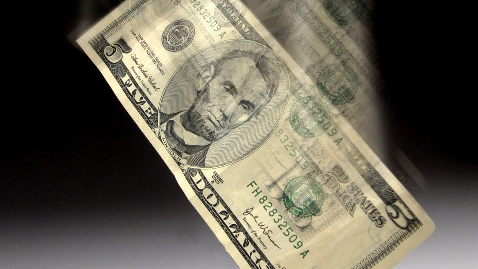 من أوكرانيا إلى إيران.. هل تغيرت قواعد هيمنة الدولار؟ 