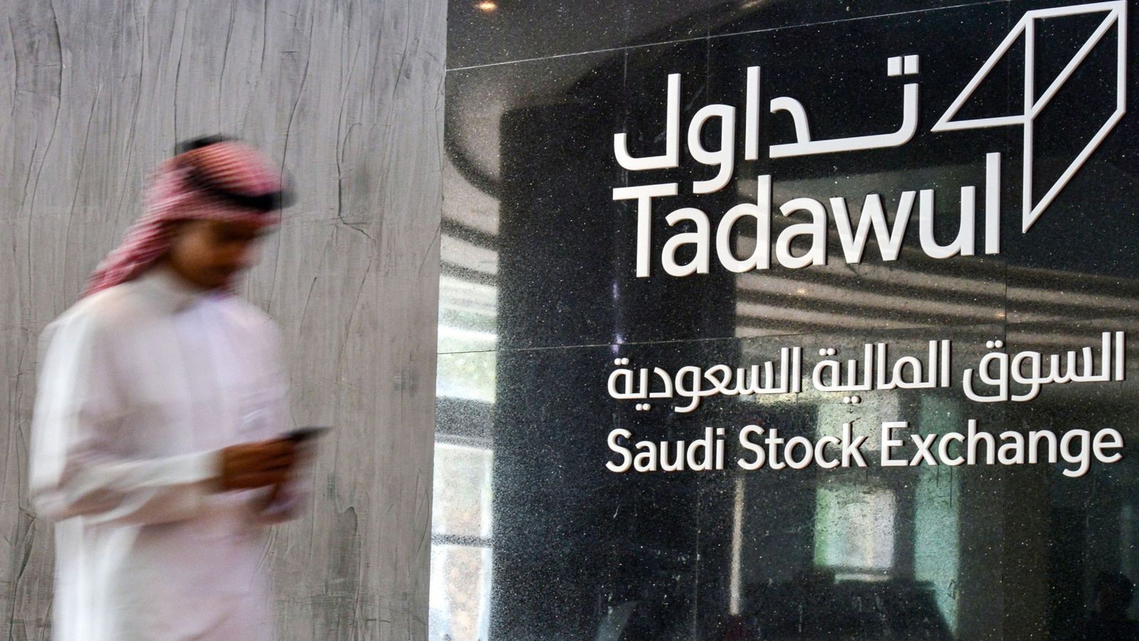 بورصة السعودية تتجه لأفضل أداء أسبوعي منذ مارس بدعم الأسهم القيادية 
