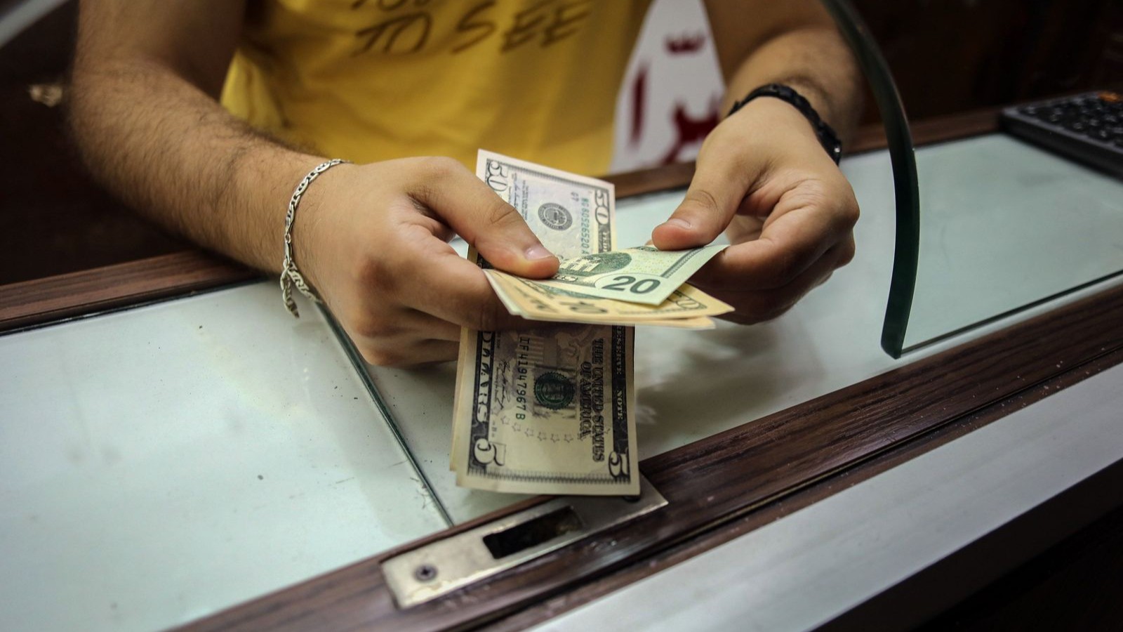 تحويلات المصريين بالخارج تقفز إلى مستوى قياسي عند 47.3 مليار دولار 