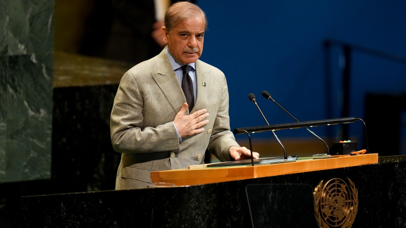 رئيس وزراء باكستان يتوجه إلى السعودية بعد محادثات مع رئيس إيران 