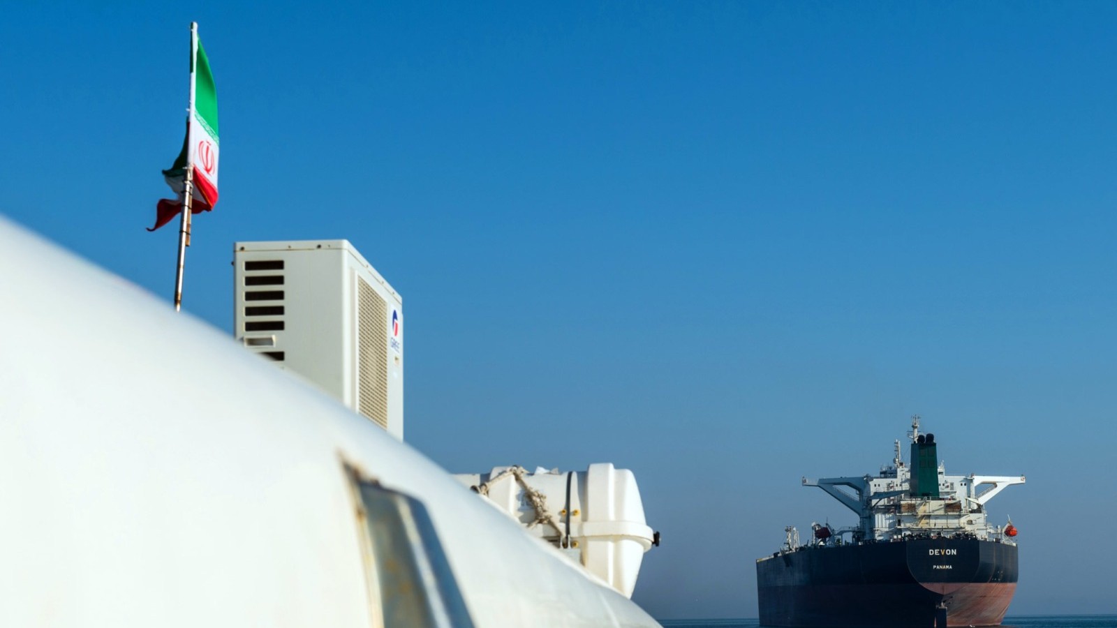 ناقلة تحمل نفطاً إيرانياً تغيّر مسارها من الهند إلى الصين 